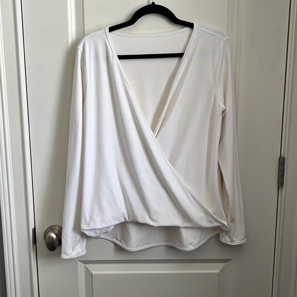 Lululemon Like New Lululemon Full Freedom Long Sleeve (size 6) - tag removed - Picture 5 of 8